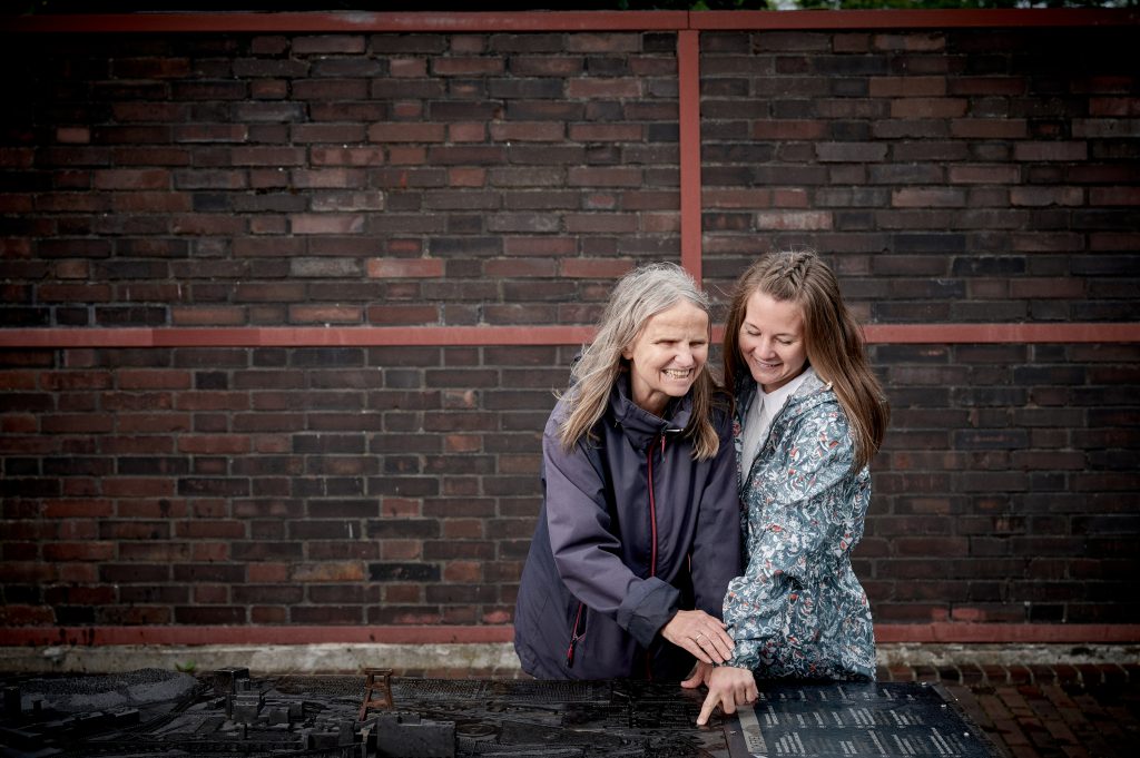 Blinde Frau und Rehalehrerin erarbeiten taktilen Übersichtsplan von Zollverein.